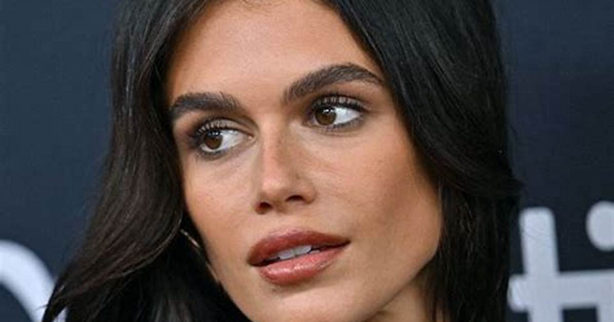 Inside the Look: Breakdown of Kaia Gerber’s Viral Buttoned-up Trench Coat Outfit