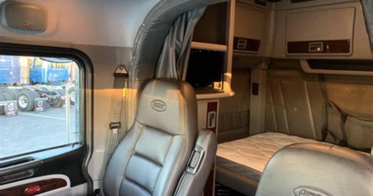 Inside the Ultimate Peterbilt 389 Cab: Detailed Tour of Factory & Custom Layouts