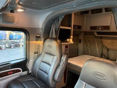 Inside the Ultimate Peterbilt 389 Cab: Detailed Tour of Factory & Custom Layouts