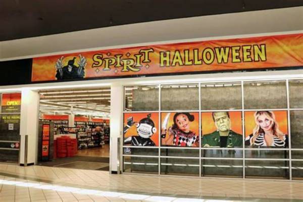 Is Spirit Halloween Open on Halloween Day 2025? Hours, Restocks, and Clearance Facts
